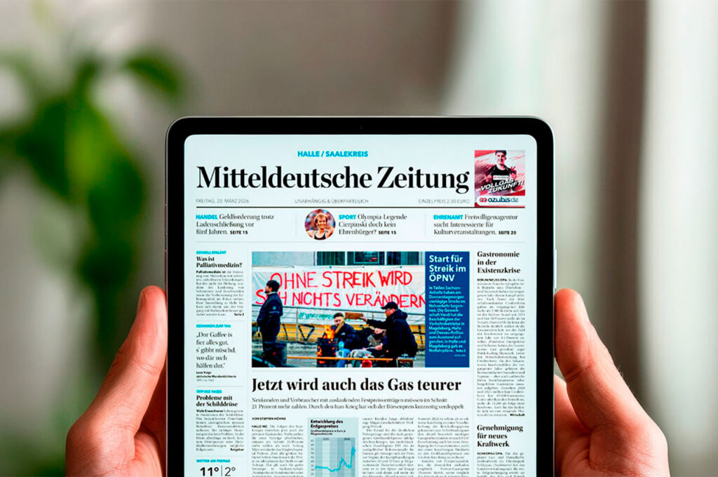 Eine Person hält ein Tablet mit der digitalen Ausgabe der Mitteldeutschen Zeitung