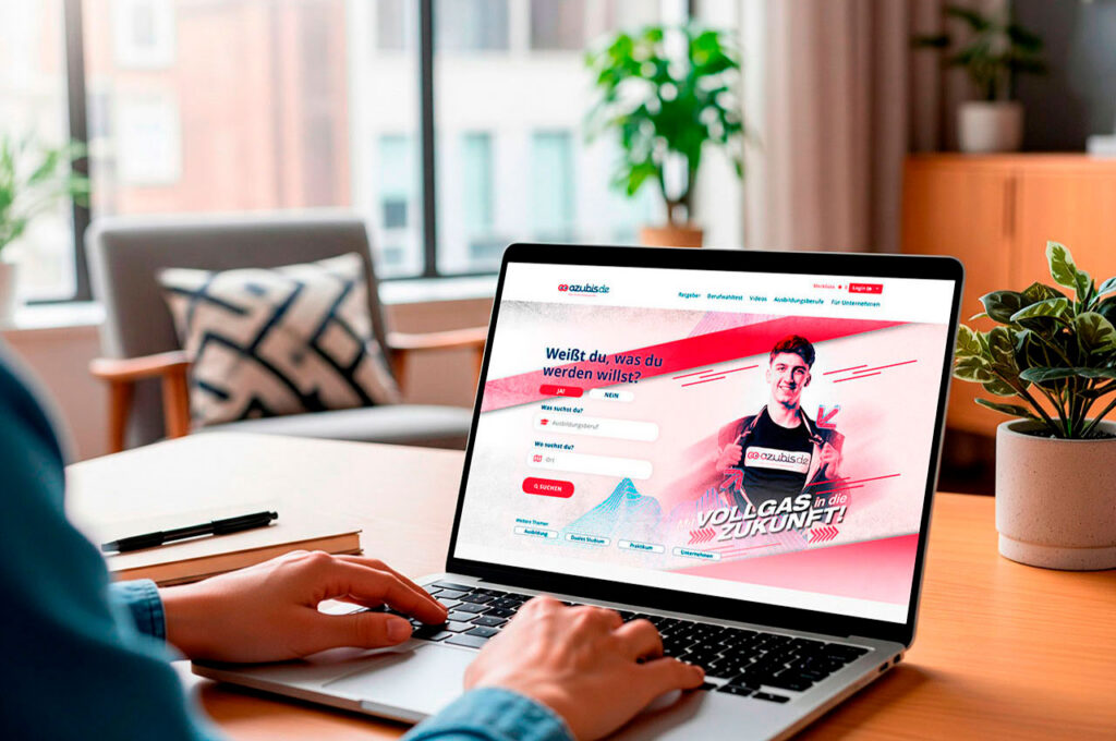 Eine Person nutzt einen Laptop mit einer Karriereseite für Auszubildende azubis.de