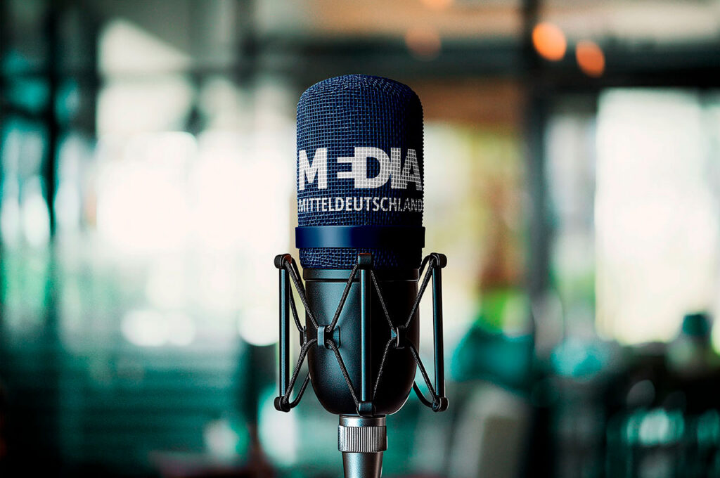 Ein Mikrofon mit dem Logo der MEDIA Mitteldeutschland steht in einem Studio