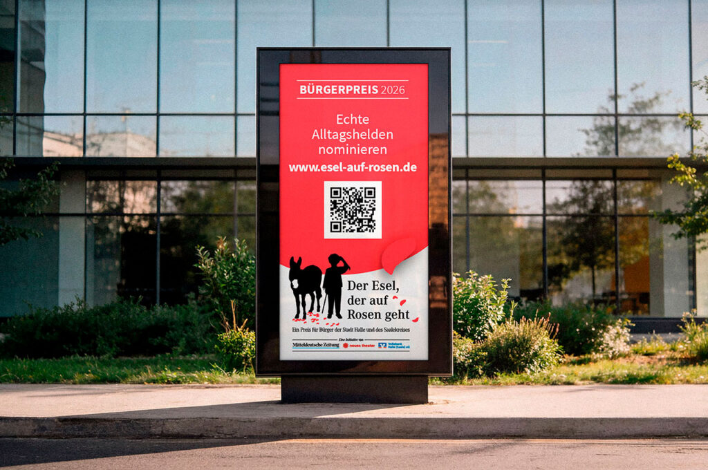 Digitale Plakatstele steht vor einem modernen Gebäude