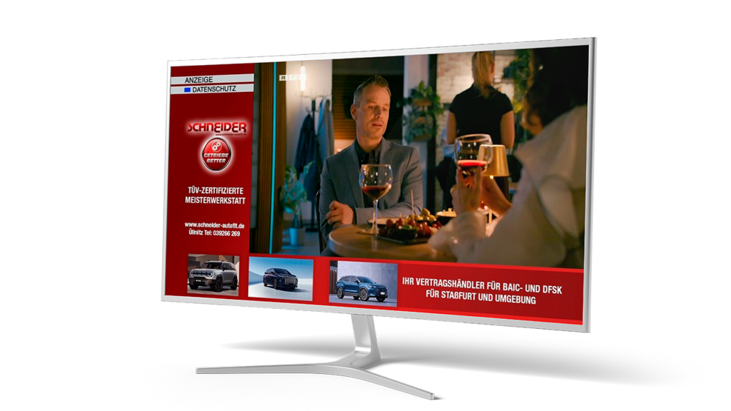 TV-Mockup mit einer Werbeeinblendung eines Autohauses