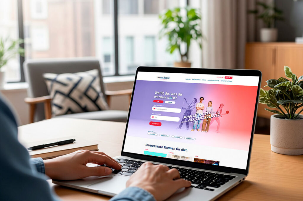 Eine Person nutzt einen Laptop mit einer Karriereseite für Auszubildende azubis.de