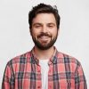 Professionelles Porträt einer Person mit dunklem Haar und Bart in kariertem Freizeithemd und weißem T‑Shirt vor neutralem Hintergrund. Die Aufnahme vermittelt einen authentischen und modernen Eindruck. ©AdobeStock